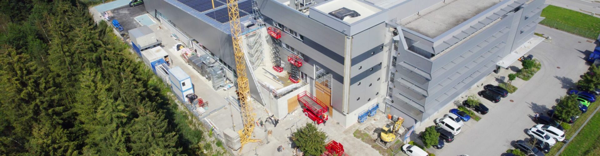 Außenansicht vom Druckhaus, Transport der Druckanlage