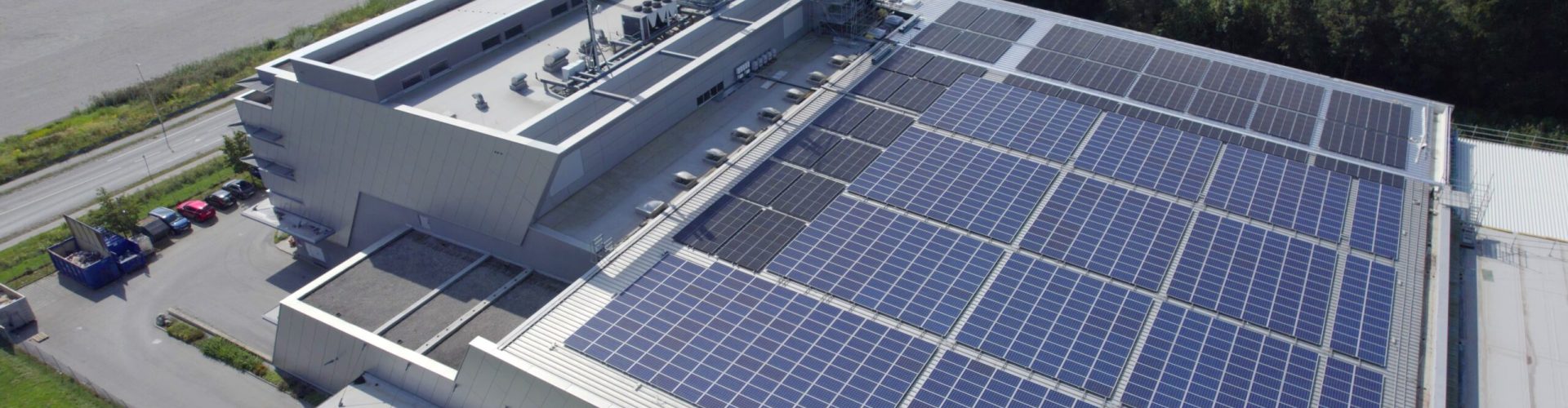 Druckhaus von oben mit Photovoltaikanlage