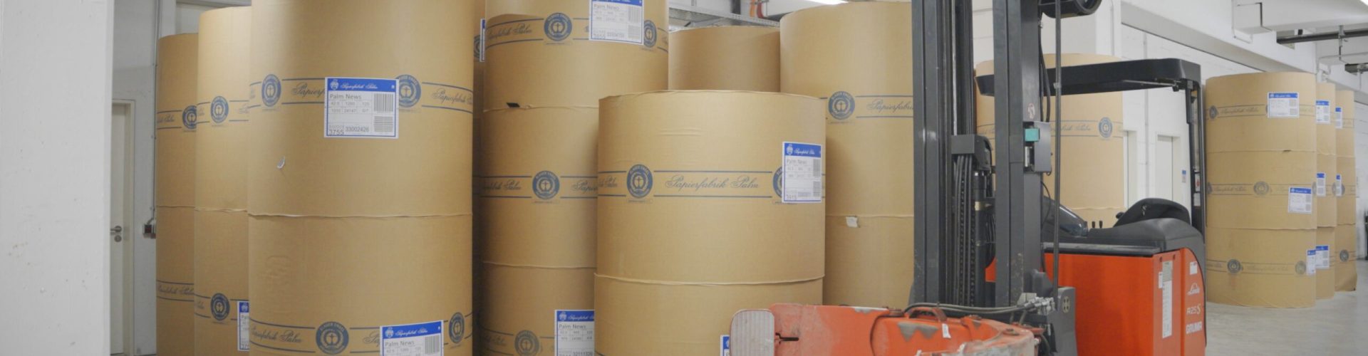 Lager der Papierrollen für die Zeitungen